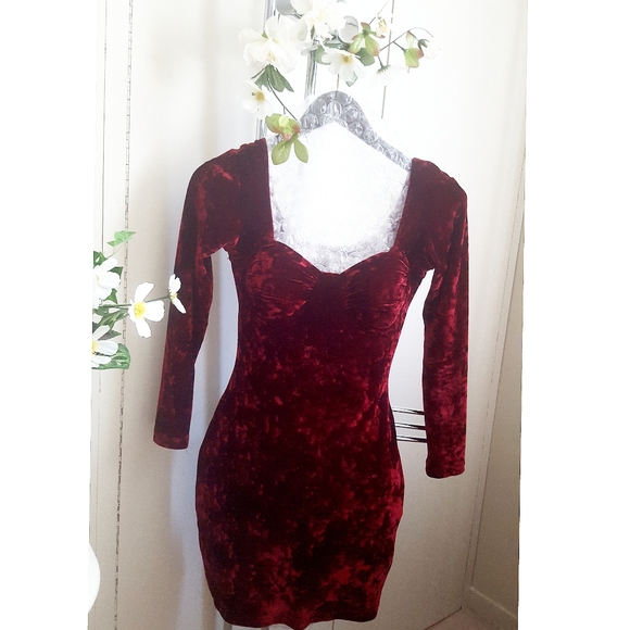 Le chateau🥀 Velvet Body-Kiss Dress - Picture 3 of 12